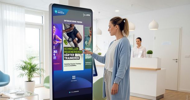 Patientin tippt etwas an einem digitalen Screen ein