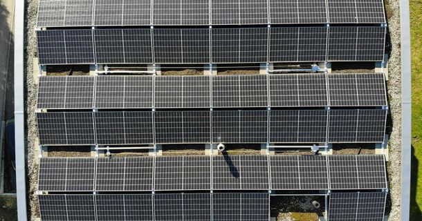 Photovoltaik-Anlage auf dem Dach eines Gebäudes von Dank Sportgeräte