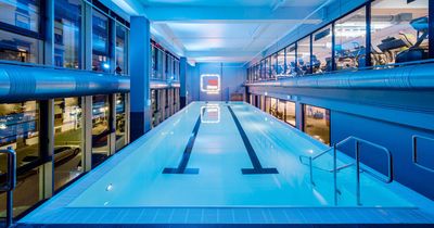 Indoor-Pool in einem PRIME TIME fitness Studio