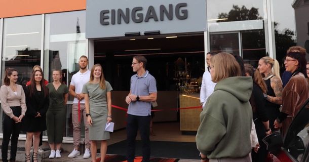 Gäste werden von den Verantwortlichen vor dem Eingang begrüßt