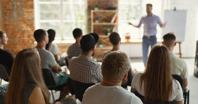 Physiotherapeuten in einem Raum bei einer Schulung