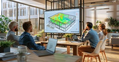 Management-Team eines Fitnessstudios sitz vor einer Energiegrafik und versucht die Energieversorgung zu optimieren