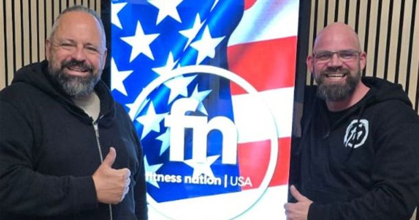 Torsten Boorberg Fitness Nation vor Monitor mit US-Flagge