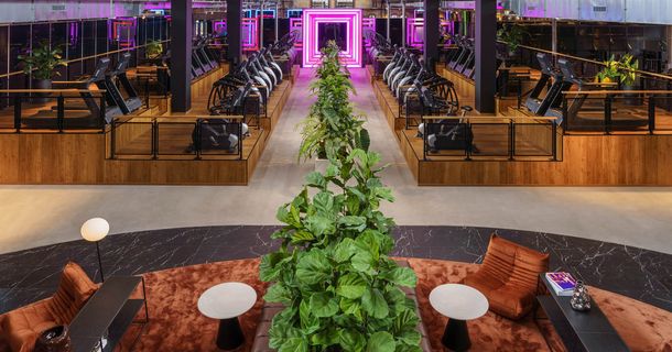 Lounge- und Cardiobereich eines JOHN REED Clubs 