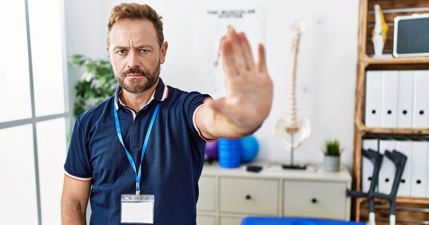 Physiotherapeut in der Physiopraxis wehrt sich gegen die Kürzungen im Gesundheitswesen