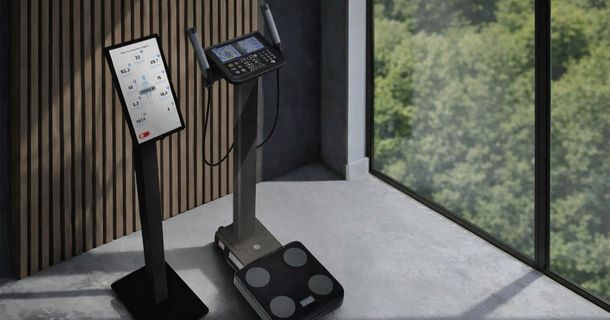 Mit der neuen HUR Analyse-Station erweitert HUR Deutschland seine SmartTouch Trainingswelt um eine professionelle Lösung zur Körperanalyse. In Kombination mit der Körperanalyse-Waage Tanita MC-780 P ermöglicht das System eine schnelle Erfassung wichtiger Körperwerte und unterstützt Physiopraxen, Reha-Einrichtungen und Trainingsbereiche bei der objektiven Trainingssteuerung.