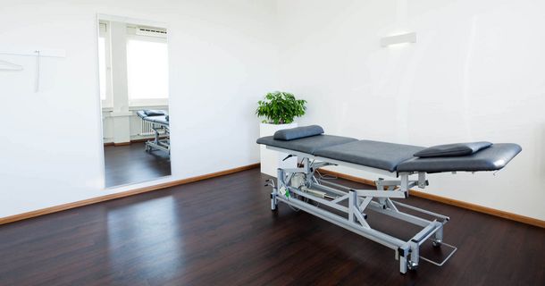 Leere Behandlungsliege in einer Physiotherapie, weil Therapeuten fehlen