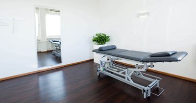 Leere Behandlungsliege in einer Physiotherapie, weil Therapeuten fehlen