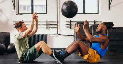 Männer werfen sich bei Functional Fitness Training einen Ball zu