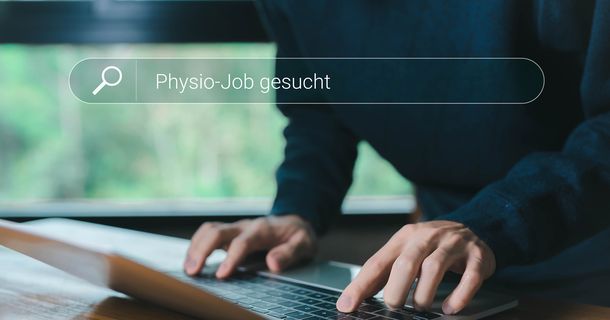 Ein Bewerber sucht an einem Laptop, der auf einem Tisch steht, einen Physio Job.