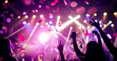 Pinkes Licht und Scheinwerfer auf einer Party