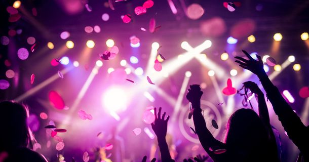 Pinkes Licht und Scheinwerfer auf einer Party