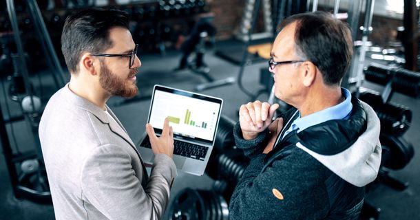 Daniel Neumann, Gründer und Inhaber der SPORTS AND MOTION Fitnessclubs und Geschäftsführer der en consulting GmbH mit einem Kunden
