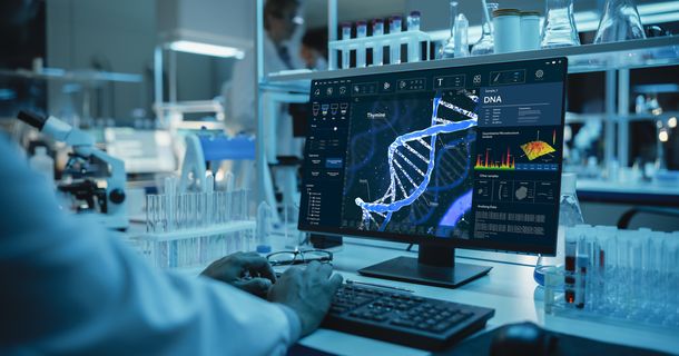 Forscher sitzt im Labor an einem Computer und analysiert eine DNS