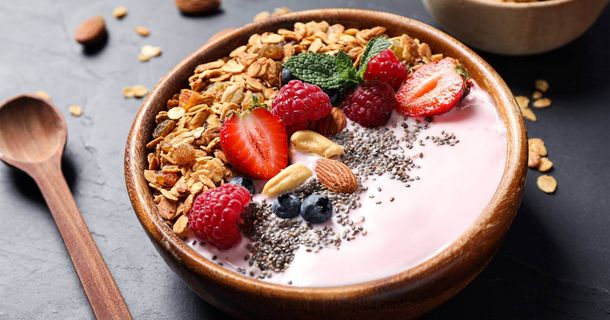 Joghurt und Obst in Schale