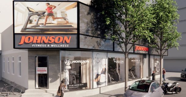  Der Johnson Fitness & Wellness Store von außen mit seinen Schaufenstern 