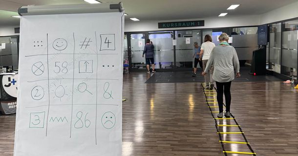 Teilnehmer im Kursraum des J+ JUST MORE machen ViCo-Trainingsübungen