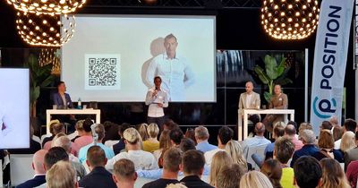 Tobias Würth am Mikrofon und die anderen POSITION-Geschäftsführer auf der Bühne beom Health Business Congress