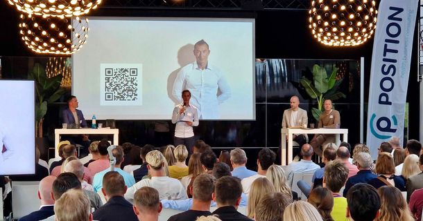 Tobias Würth am Mikrofon und die anderen POSITION-Geschäftsführer auf der Bühne beom Health Business Congress