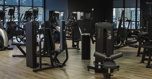 Trainingsfläche von VIVA Fitness in Emsdetten mit schwarzen Trainingsgeräten von Matrix