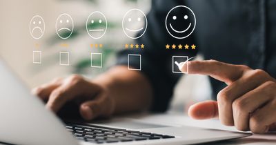 Person bewertet die Zukunftsfähigkeit der Physiotherapieetwas bei einer digitalen Umfrage