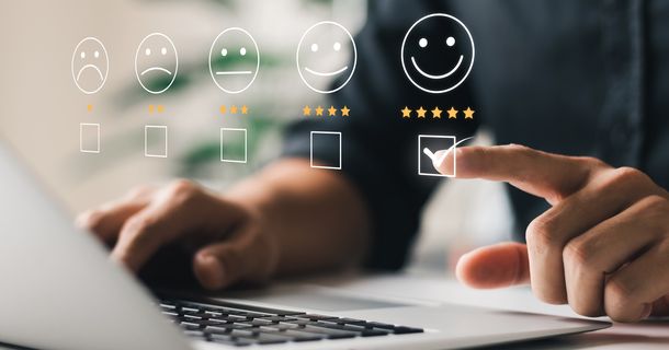 Person bewertet die Zukunftsfähigkeit der Physiotherapieetwas bei einer digitalen Umfrage