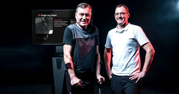 Patient und Physiotherapeut stehen vor dem SKILLCOURT