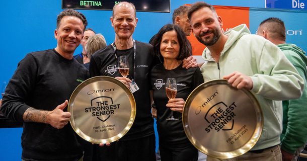 Seniorin Bettina und Senior Uwe vom „Hombrucher Physiotherapeuten Team freuen sich mit den Inhabern Timo Stickeln und Bartosch Mlynarczyk über ihre Auszeichnung Milan „strongest seniors“