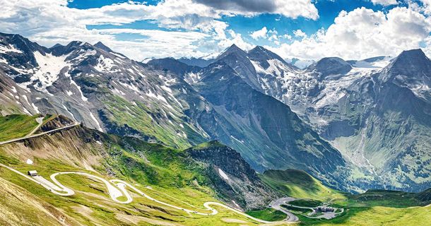 Bergstraße in den Alpen