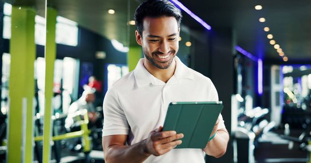 Mann im Gym mit einen Tablet