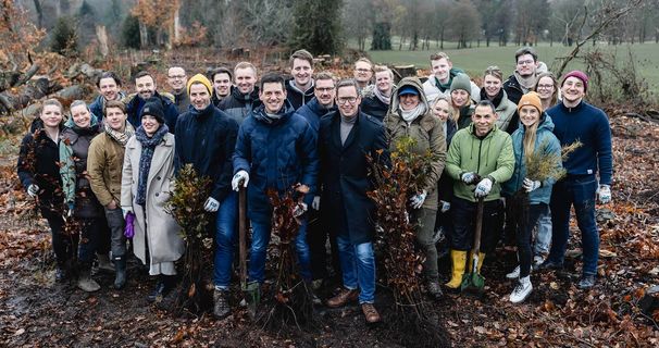 Am 25. November 2025 pflanzten Mitarbeitende der opta data Gruppe in Essen-Kettwig insgesamt 3.300 Bäume – einen für jeden Mitarbeiter. Rund 100 Mitarbeiter wirkten in fünf aufeinanderfolgenden Pflanzwellen aktiv mit.