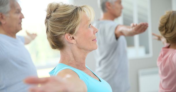 Fitnessstudiomitglieder bei einem Qi Gong Kurs im Fitnessstudio