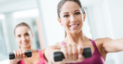 Frauen trainieren mit Kurzhanteln im Fitnessstudio