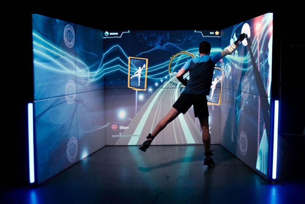 Mann trainiert im ExerCube