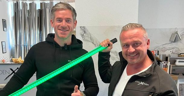 Calvin Rapp und Angelo Kunovic (v. l.) mit einer neongrünen Lichtröhre