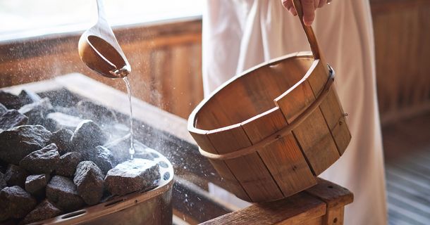 Aufguss in einer Sauna im Fitnessstudio