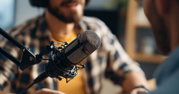 Der Quarks-Podcast „Science Cops" nimmt das Therapiekonzept „Healing Humans" unter die Lupe. Physio Deutschland hat die Recherche mit physiotherapeutischer Expertise unterstützt.