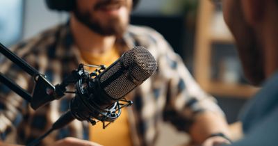 Der Quarks-Podcast „Science Cops" nimmt das Therapiekonzept „Healing Humans" unter die Lupe. Physio Deutschland hat die Recherche mit physiotherapeutischer Expertise unterstützt.