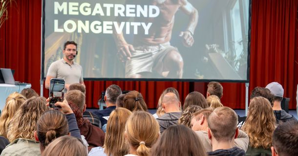 Wolf Harwath bei seinem Vortrag bei der Health Business Convention