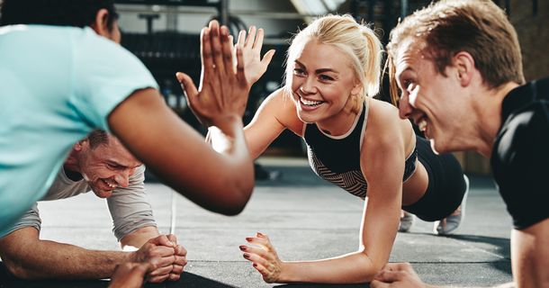 Sportler in der Plank-Position geben sich High Five