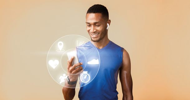 Fitnessstudiomitglied schaut auf ihr Handy