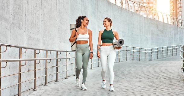 Zwei Frauen gehen vom Büro ins Fitnessstudio