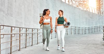 Zwei Frauen gehen vom Büro ins Fitnessstudio