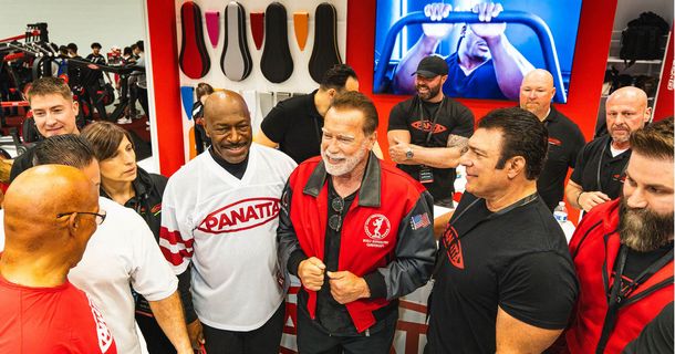 Arnold Schwarzenegger trainiert auf der Arnold Expo am Panatta-Messestand