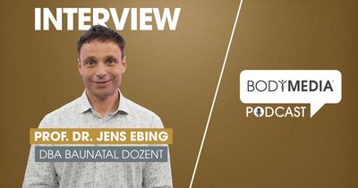 Prof. Dr. Jens Ebing vor goldenem Hintergrund