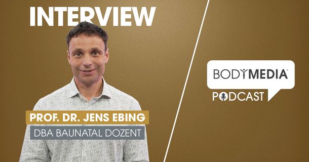 Prof. Dr. Jens Ebing vor goldenem Hintergrund