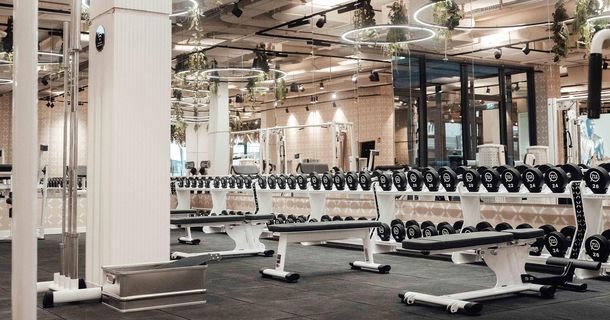 Hanteln und Trainingsfläche im FITSEVENELEVEN-Studio Frankfurter Europaviertel