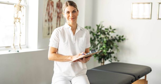 Physiotherapeutin liest das Positionspapier des VPT-Verbands