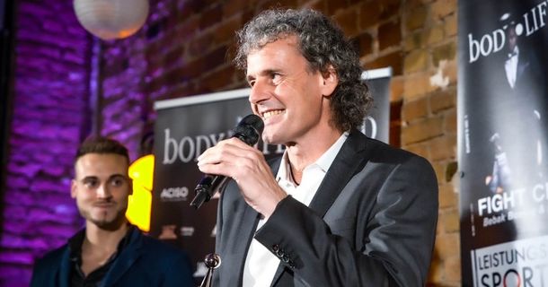 Henning Vetter bei der bodyLIFE Award-Verleihung mit Mikro in der Hand