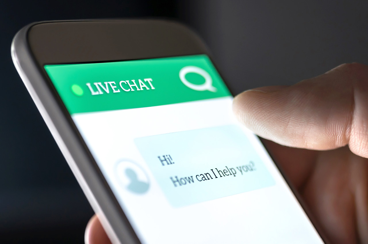 Ein Smartphone mit einem Chatbot im Bildschirm